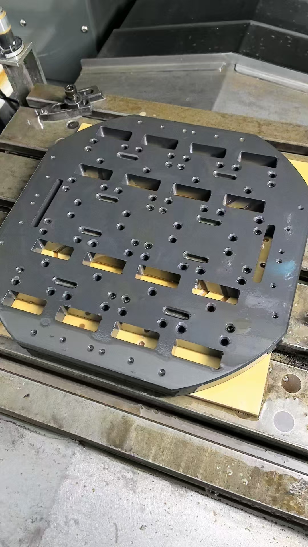 Through the relentless efforts of our team, we have recently successfully delivered large-sized silicon carbide components to our customer. Congratulations!